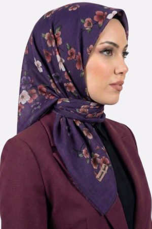 f22b1371b23d4fd0bc24abe68993e7c8.jpg Yasemin İpek Desenli Flamlı Eşarp 6529-10
