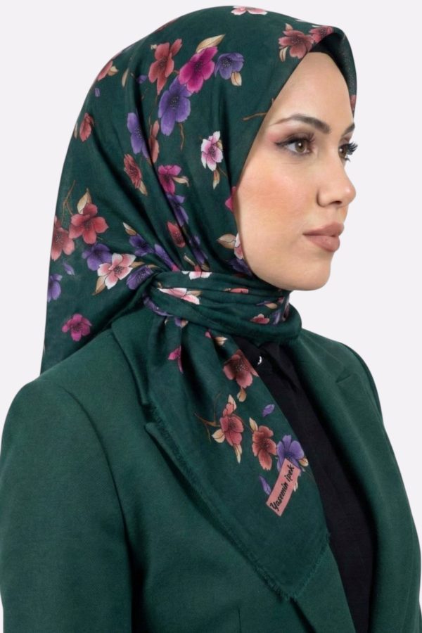 f488a0a9fa784cf082f128e34cc7252f.jpg Yasemin İpek Desenli Flamlı Eşarp 6529-19
