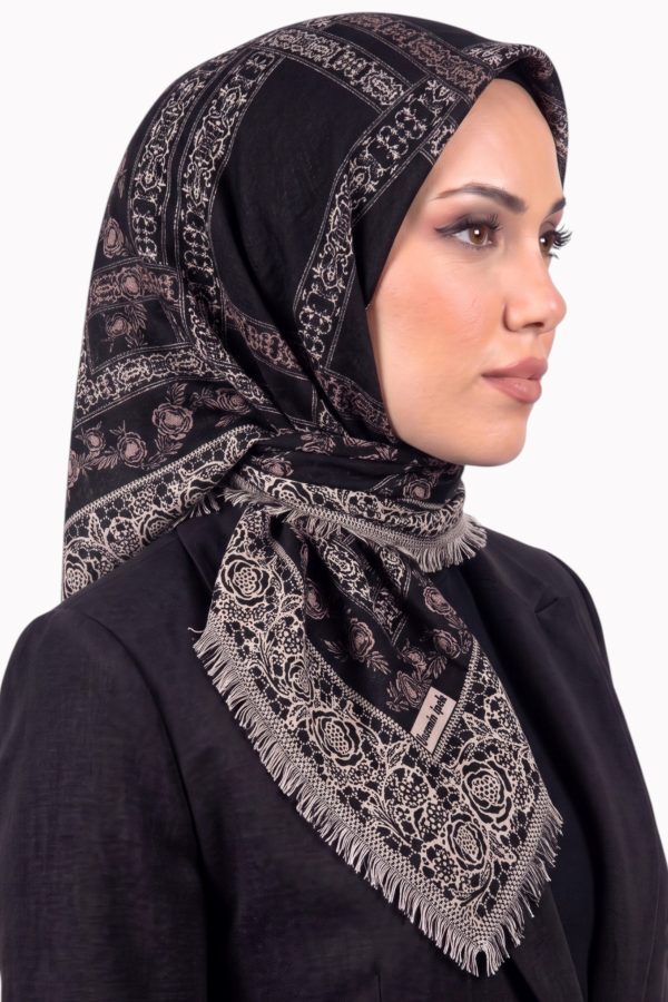 f7cf09a01b304abc8e56e7ef8d0283f8.jpg Yasemin Desenli Flamlı Dimi Eşarp 6532-2