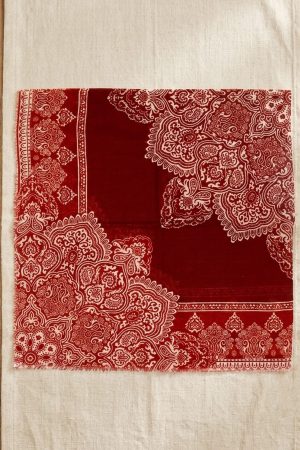 18fa0572d0f44bdcb9a396c18cb8e7ed.jpg Yasemin Desenli Flamlı Dimi Eşarp 6540-29